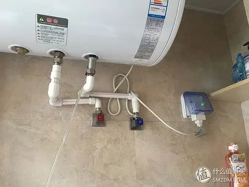 客卫顶上因为没有下水管道,所以使用60l的万和电热水器可以隐藏式安装