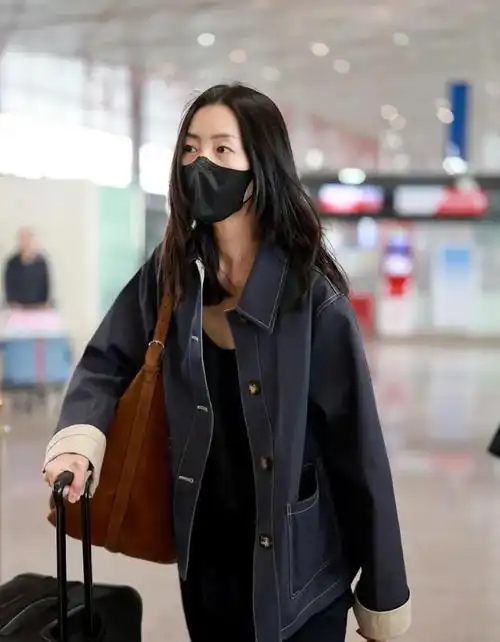 超模刘雯的机场街拍,这也太美了,又美又飒!