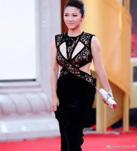 她堪称最惨影后,为母亲欠百万巨债,被男友劈腿至今仍单身!