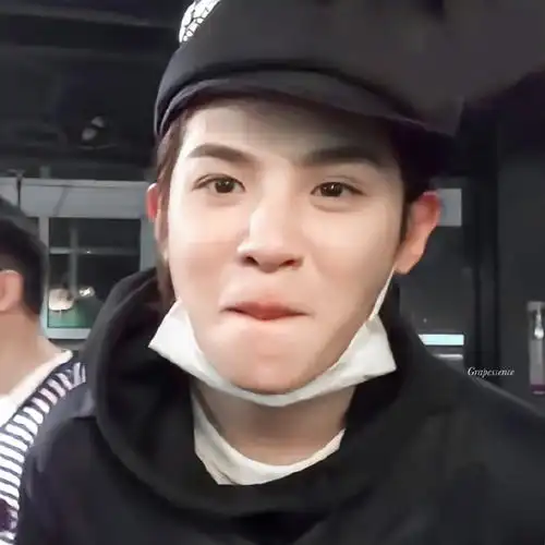 黄明昊超话94#黄明昊justin看我的生活#"小贾素颜太奶了!