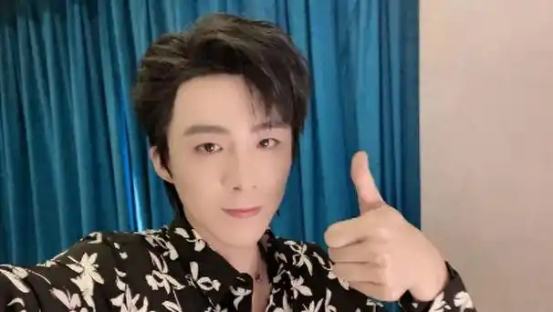 脸长,褶子多,嘴巴凸,这8位男星看似很帅,实际越看越怪