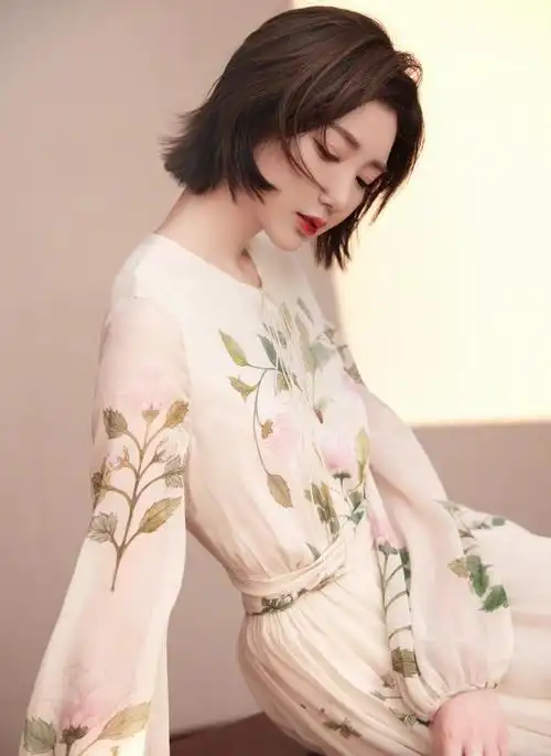 毛晓彤美颜火辣,身穿白色碎花长裙,清新淡雅,优雅有气质!|短发|腰身|