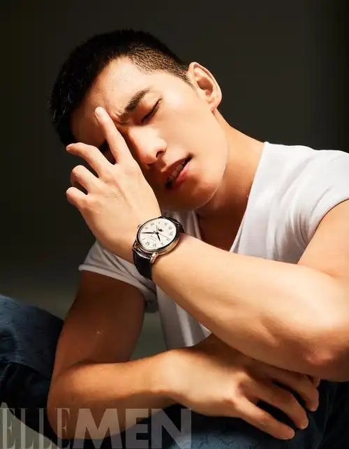 杨洋寸头白t造型登杂志封面黑白滤镜下质感十足