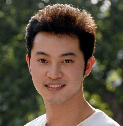 中年男星秃头"灾情"惨重!头顶稀疏能反光,后脑勺都没几根毛