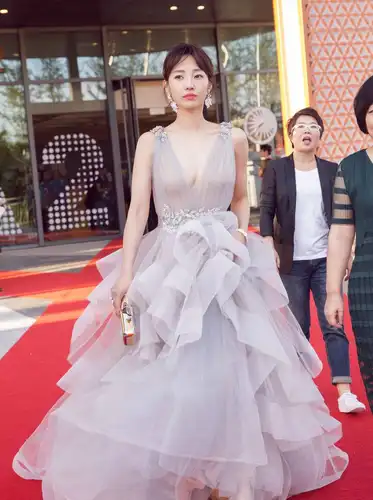 白百何为了博眼球真敢穿,薄纱裙上阵,网友真的是太拼了!