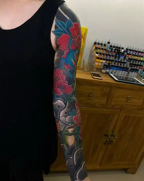 老传统牡丹花臂纹身图片_肩部手臂老传统牡丹花臂牡丹花蛙纹身图案(4)