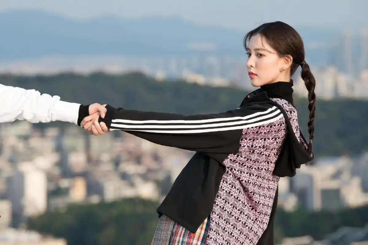 宋妍霏认真起来很精致,扎双马尾,一身休闲春日穿搭,元气满满