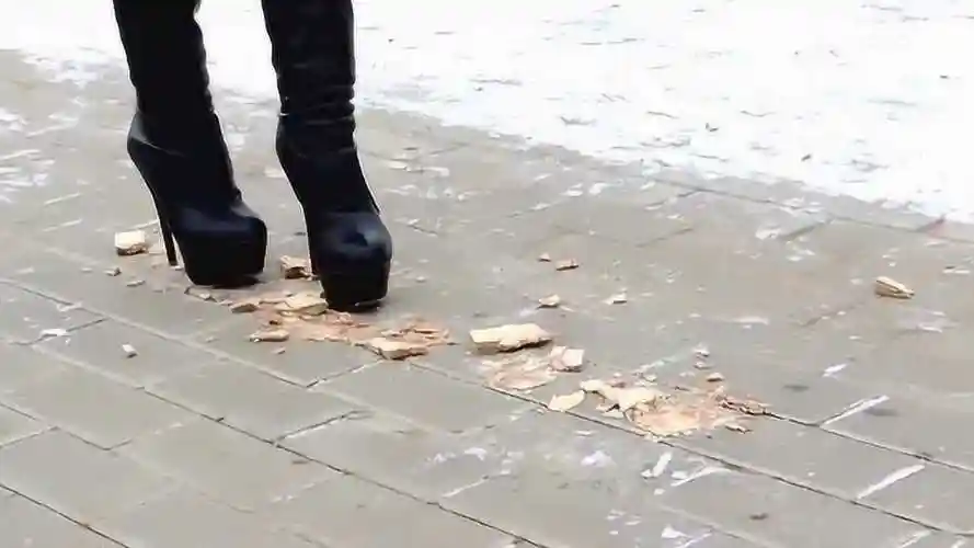 小姐姐穿着高跟过膝长靴踩在威化饼上这样踩上去是不是很爽呀