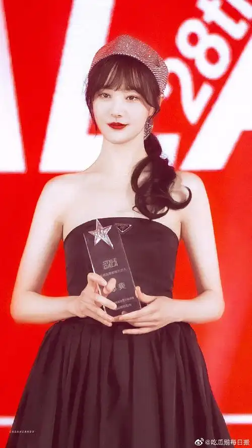 郑爽黑色抹胸裙