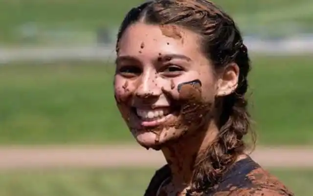 最脏的节日,美女不顾形象弄得满身是泥,当地美女:越脏越好!