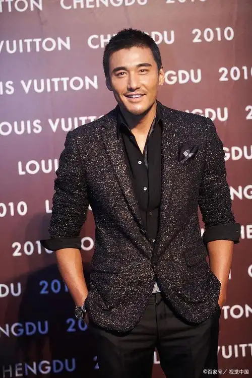 演员胡兵宣布恋情!信息量太大惹争议,陪伴30年的爱人疑似是男性