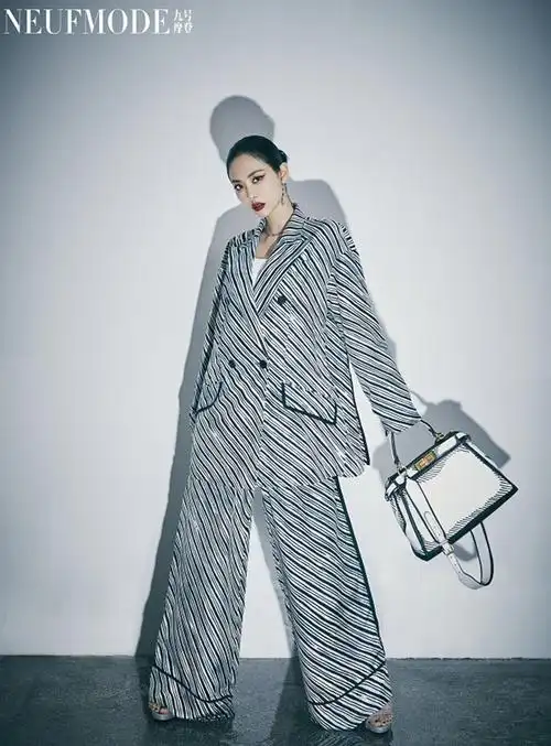 王霏霏穿起西装怎么可以那么飒!帅气十足,最in穿法好看爆了