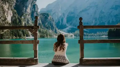 一个人看风景背影