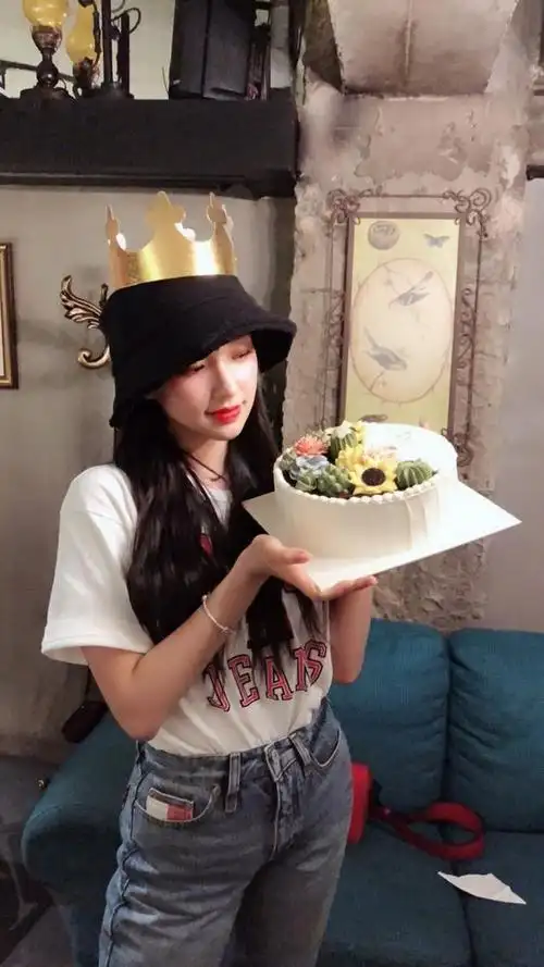 程潇晒蛋糕长寿面感谢大家祝福 称期待以后会更好|程潇|宇宙少女|生日