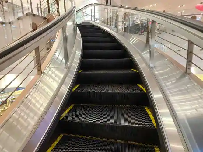 上海南京路一商场"会转弯"电动扶梯出圈