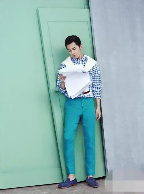 杨洋的时尚大片显腿长,网友:怎么到机场就变样了?