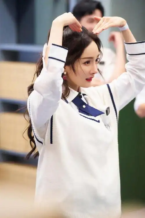 还是杨幂会玩穿校服录节目演绎娇俏学生妹35岁状态令人羡慕