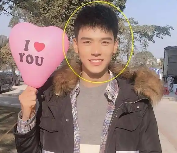 龚俊大学时期旧照流出,看清9年前的素颜状态,是否整容一目了然_演技