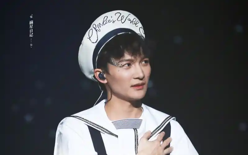 周深北京演唱会水手服亮相