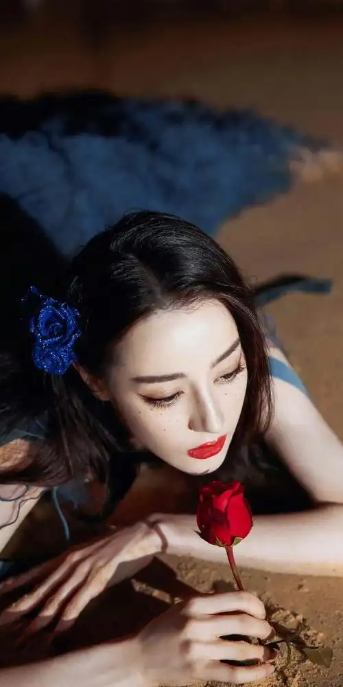 迪丽热巴蓝色妖姬造型,身材凹凸有致,婀娜多姿