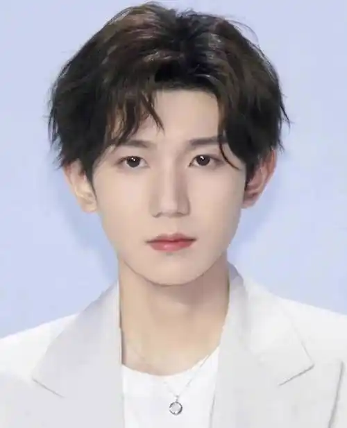 男明星中分发型不好看肖战眼前一亮朱一龙任嘉伦太惊艳