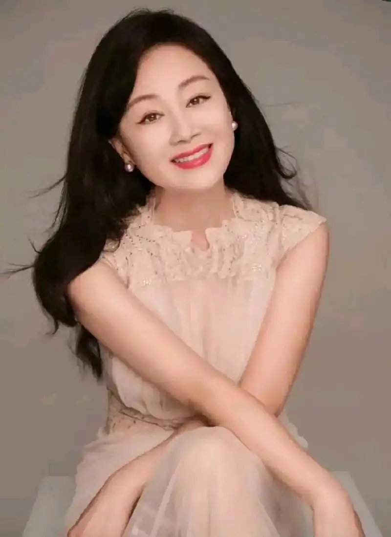 在中国影视圈里,实力演员王姬凭借着一颗执着的心和精湛的演技,征服了