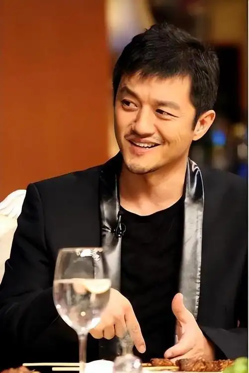 热搜欠债4000万李亚鹏直播突然痛哭吃了一周外卖