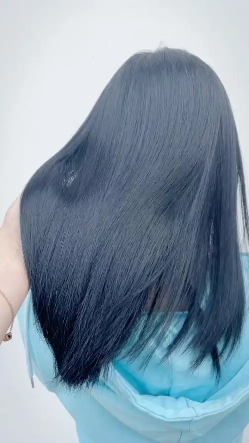 温柔显白发色蓝黑色 嘻嘻发色分享来啦 这次染了个蓝黑带一点灰色调