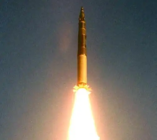 图为白杨洲际导弹由于传统陆基洲际导弹采用液体燃料作为火箭发动机的