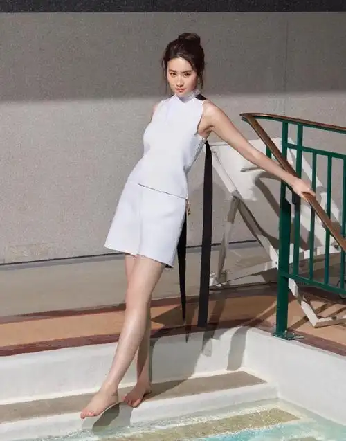 网友医院偶遇刘亦菲拍戏#你们要的刘亦菲裸足合集神仙姐姐是多少男人