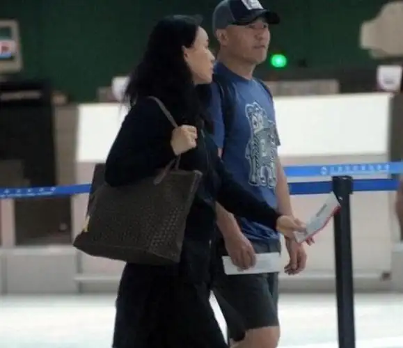 50岁那英神秘老公曝光现任丈夫为隐形富翁网友真有福气