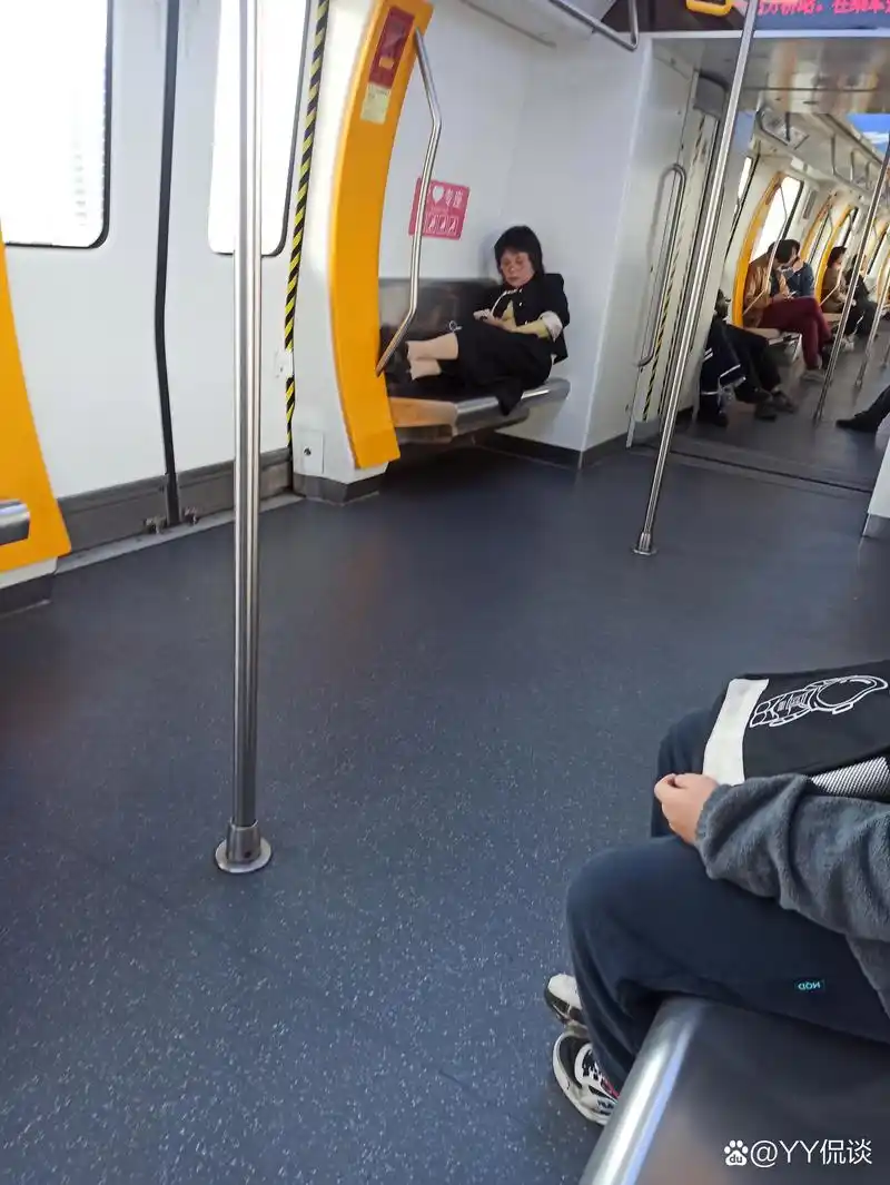 0606这大妈地铁坐得好像不是很舒服,把脚都放上座椅了,一个人占着