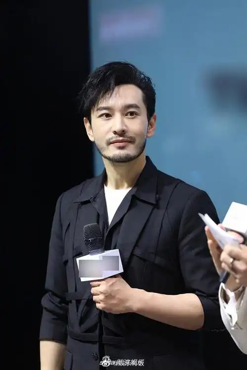 组图:黄晓明生图曝光男人味足 留络腮胡显成熟表情可爱呆萌