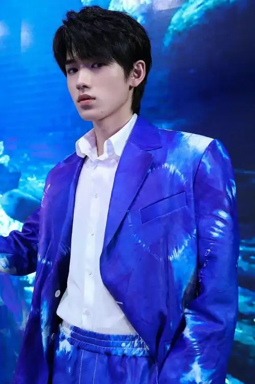 宋亚轩蓝色西装造型随拍##宋亚轩和蓝色西装的适配度