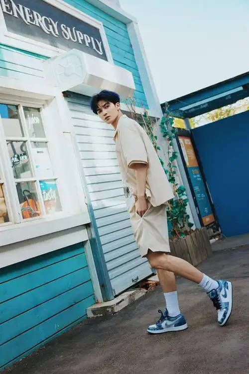 朱正廷解锁街头新玩法,米色套装搭配水洗丹宁