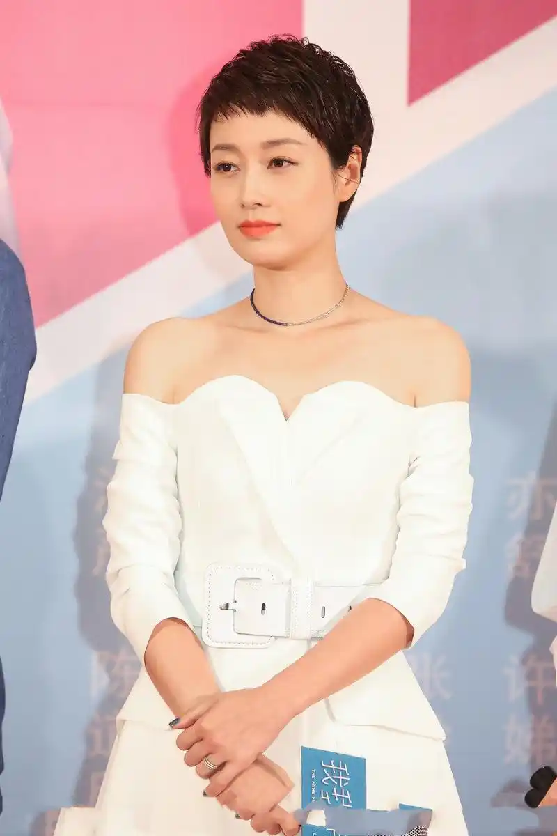 马伊琍剪了一款短发,至少减龄10岁,最后一张展现招牌甜笑!