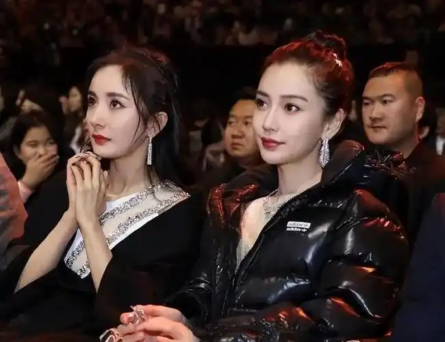 杨幂巴黎时装周推广国风文化,被质疑拉踩杨颖,两人是塑料姐妹花