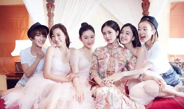 angelababy伴娘团礼服最丑被批心机重?赞陈妍希最贴心