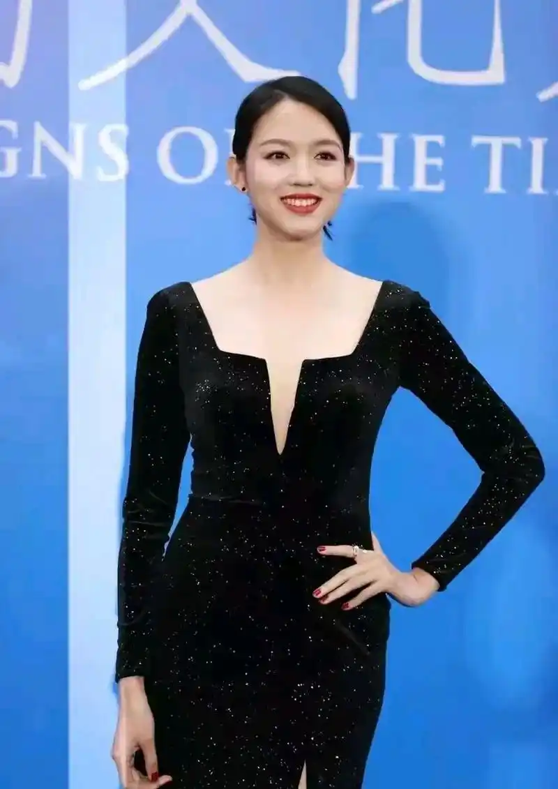 张梓琳才是"完颜女神",穿黑色长裙优雅端庄,越来越耐看!