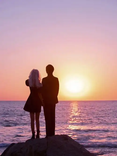 海边日落尤其温柔93金光粼粼的海面和温柔的风光是踩在沙滩上就会让