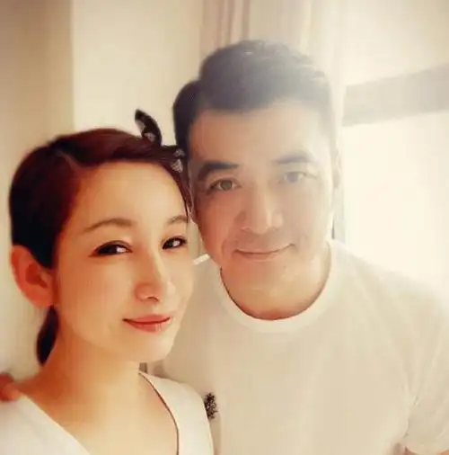 王新军的妻子名叫秦海璐,王新军比秦海璐大7岁,也是一名演员,两人因戏