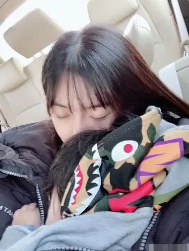 baby抱小海绵睡觉画面温馨,打脸与黄晓明的不实传闻