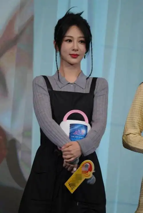 杨紫最新生图曝光头大身小面部僵硬充气感过重似网红