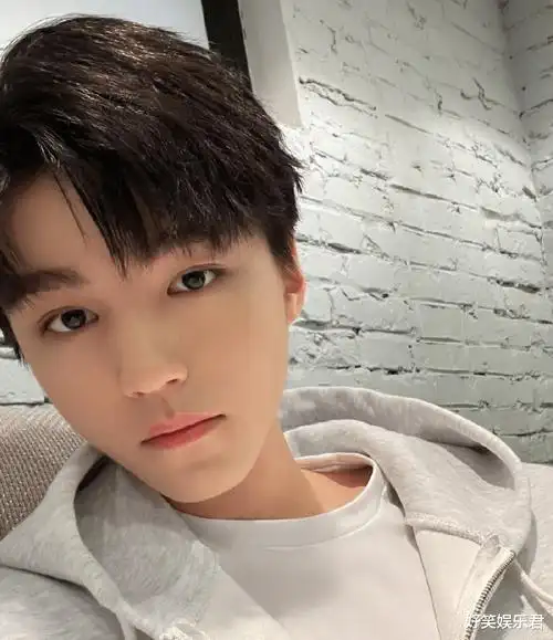 王俊凯前脚晒自拍照,后脚新剧就开机了,搭档老戏骨让人期待_张译_之门