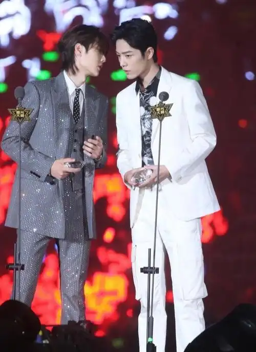 王一博肖战星光大赏合体同台领奖全程耳语cp粉的春天来了