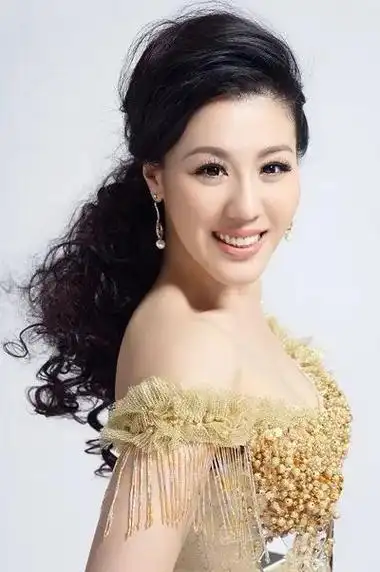 王喆,是当今著名的女高音歌唱家之一,其声音甜美,音域宽广,表现力强