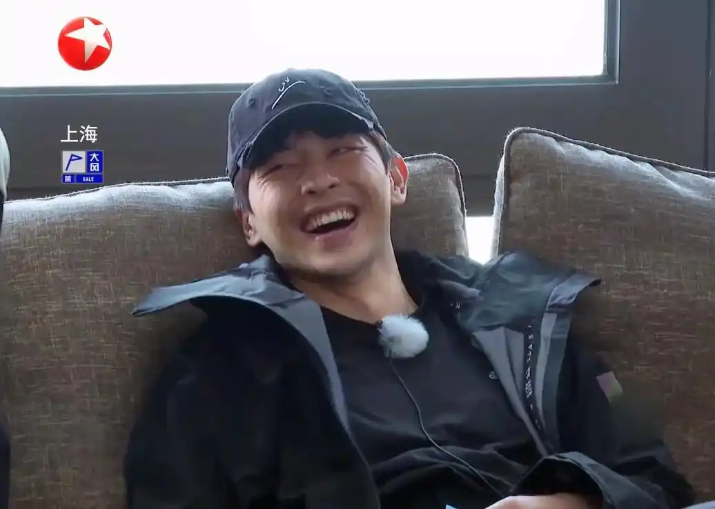 如果不做大表情的话,邓伦跟平时的精修照是没什么区别的,但一旦大笑