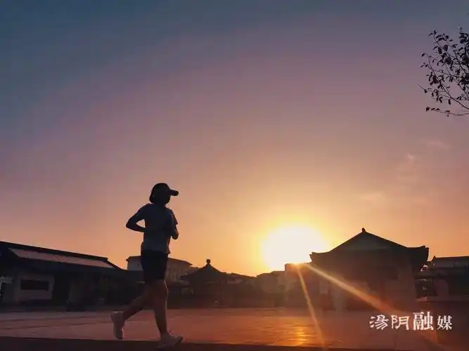 迎着阳光奔跑 原金河 摄.jpg