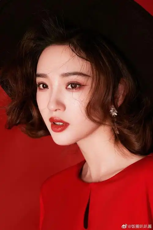 唐艺昕风华红礼裙新年大片##唐艺昕新年红裙复古大片