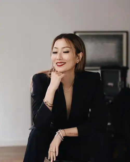 郑秀文瘦成纸片人!大露背西装不见一丝赘肉,肩膀比尺子还要直